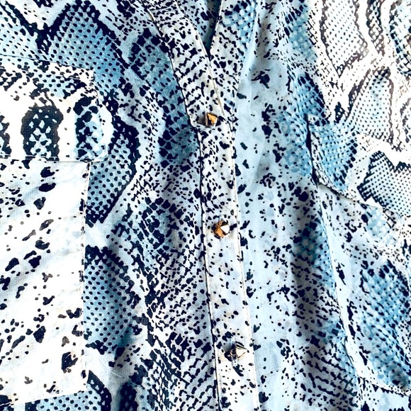 ✨ Daniel Rainn✨ Snake Print V-Neck Blouse W/Two Slip Pockets& Gold Cone Buttons - Picture 3 of 13